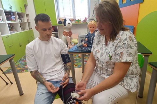 Fotbalista Sýkora věnoval nemocnici přístroje. Pomůžou dětem