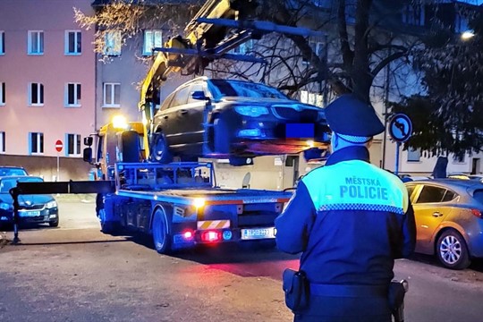 Dávejte si pozor, kde parkujete. Policisté a strážníci chystají další bezpečnostní akci na hokeji!