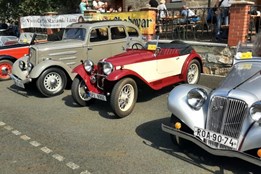 Plzeňským a Karlovarským krajem se v sobotu proháněla stará auta a...