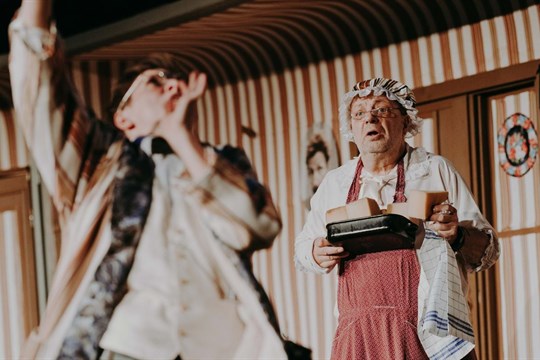 Divadelní léto pod plzeňským nebem finišuje. Poslední večery budou patřit komedii Podivné odpoledne dr. Zvonka Burkeho