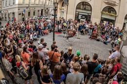 Centrum Plzně už podesáté obsadí pouliční umělci
