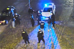 Bitka na náměstí: Agresor v poutech, napadený v nemocnici!