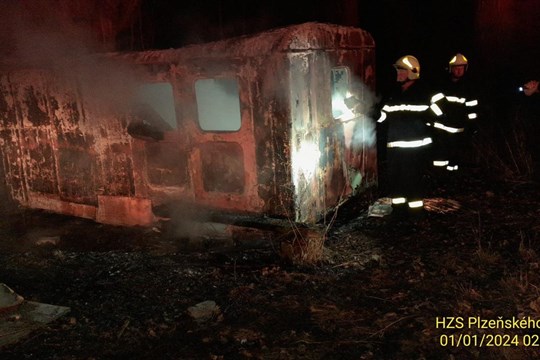 Silvestr v Plzeňském kraji pohledem hasičů: Požáry odpadků i zásah u hořící maringotky
