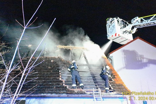Kvůli požáru stodoly museli hasiči evakuovat pět lidí