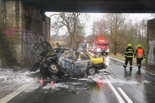 Řidič u Františkových Lázní narazil do viaduktu. Letěl pro něj vrtulník