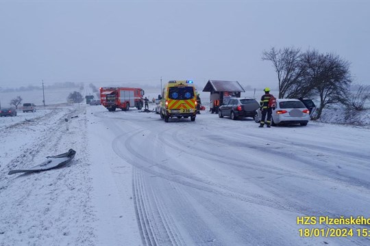 Náledí působí problémy na silnicích. Na hlavním tahu z Plzně na Karlovy Vary se srazila čtyři vozidla