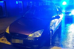 VIDEO: Šofér bez platného řidičáku nedal přednost autu strážníků....