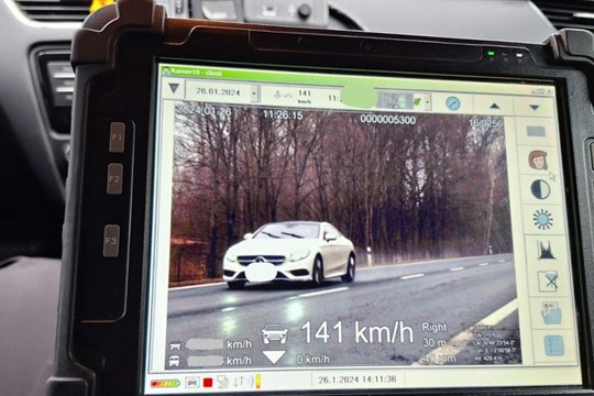 Policisté v Plzeňském kraji obsadili silnice. Řidiči platili za nedodržování rychlosti