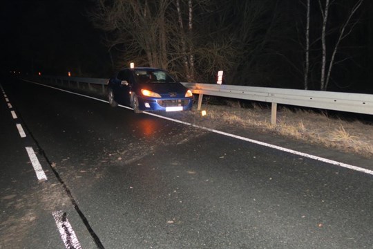 Neznámý řidič boural na Tachovsku. Zamkl auto a odešel!