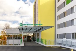 Chtěl skočit ze střechy nemocnice. Sokolovští policisté muži...