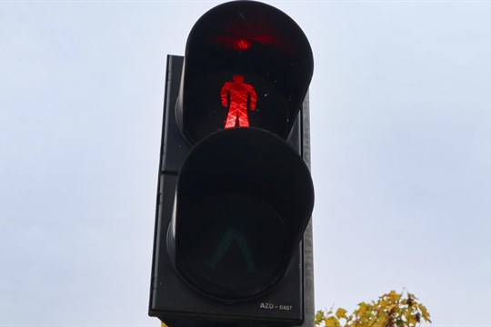 Chodkyni, která šla na přechodu na červenou, srazilo auto. Z místa odešla!