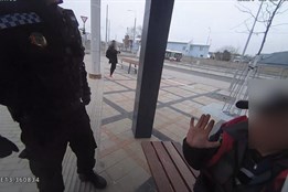 Opilec si lehl do kolejiště, zachránila ho pohotová kolemjdoucí