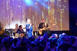 Na XIX. reprezentačním plese Plzeňského kraje zářila Helena...