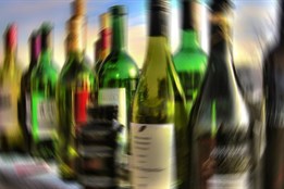 Muž si chodil do nákupního centra pro alkohol. Postupně odcizil 114...