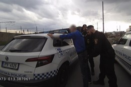 Opilý muž na nádraží napadal kolemjdoucí. O pár minut později seděl...