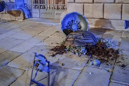 Vandal poškodil v průběhu Slavností svobody historickou budovu...