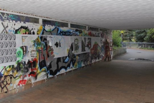 Policisté na Karlovarsku hledají svědky loupeže! V podchodu u autobusového nádraží napadla žena několik lidí