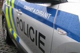 Motorkáře, který po nehodě napadl záchranáře, policie obvinila z...