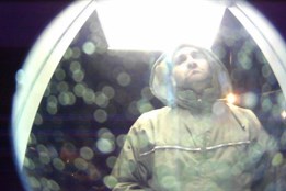 Neznámý pachatel využil otevřeného auta. Z ukradenou kartou zkoušel...