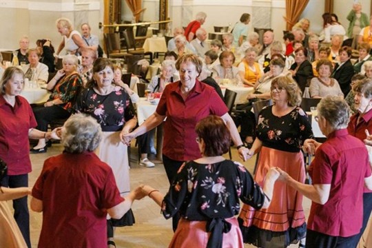 Senioři baví seniory. V Měšťanské besedě se koná festival plný hudby, tance i recitace