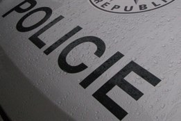 Na Doubravce se srazilo auto s motorkářem. Policisté hledají svědky...