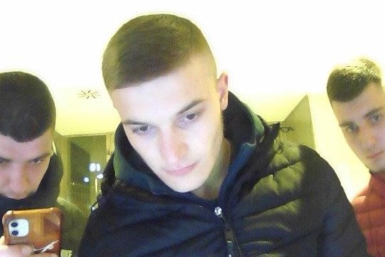 Cestující v MHD ukradli peněženku, pak zkusili vybrat 115 tisíc. Poznáte trojici na fotce?