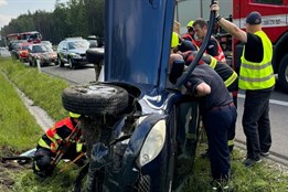 Z korby nákladního auta spadlo kolečko. Řidička jedoucí za ním...