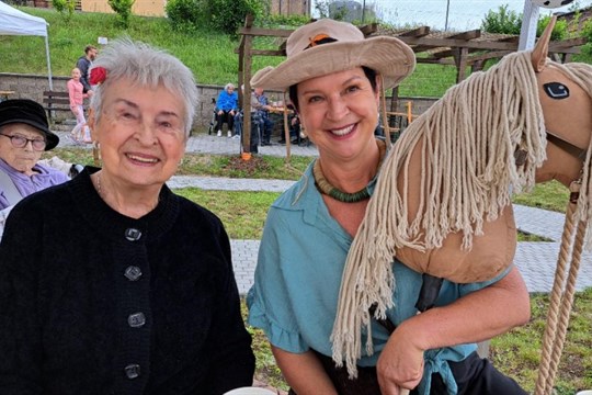 Kovbojové a indiáni v Plzni? Proč ne? SeniorCentrum SeneCura zorganizovalo velkou zahradní slavnost ve stylu westernu