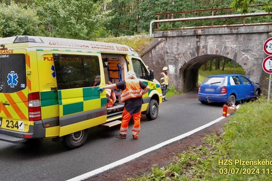 Na Plzeňsku narazilo osobní auto do železničního viaduktu