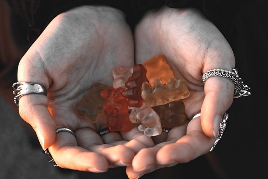 Chlapec z Plzně skončil po požití zakázaných látek v nemocnici. Výrobci lákají pestrými obaly a chutí, varují policisté