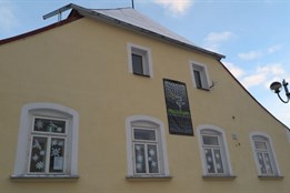 Pracuje s hmotou, umí šperky i cukroví