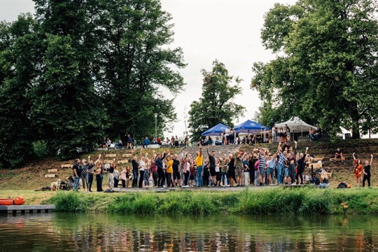 Dvanáctý ročník festivalu Náplavka k světu. zakotví na břehu Úslavy na Doubravce