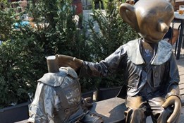 Žalobci zastavili stíhání mladíka, který loni urazil hlavu soše...