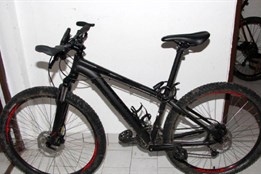 Muž s mladou ženou vykrádali, co jim přišlo pod ruku