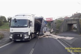 Klatovská "gilotina" úřadovala. Kamion si urazil...