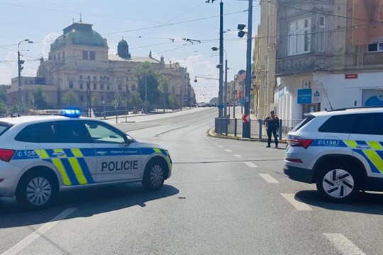 Aktualizováno: Podezřelý kufr u synagogy spustil velké manévry. Výbušný systém v něm nebyl