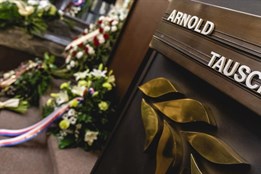 Mladého policistu Arnolda srazilo na dálnici auto. Teď se s ním...