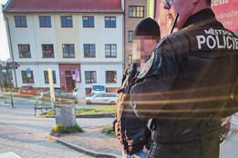 Opilý černý pasažér chtěl v trolejbusu napadnout revizora, místo...