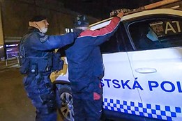 Strážníci během služby narazili na podezřelého muže, ten tu pobýval...