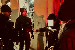 Policie, strážníci a hygienici kontrolovali v noci v Plzni nádraží,...