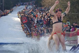 Skoro sedm desítek odvážlivců si na Špičáku vyzkoušelo Jízdu přes...