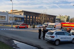 Aktualizováno: Z bazénu na Slovanech unikl chlór, policisté...