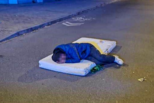 Muž si udělal ložnici přímo uprostřed vozovky