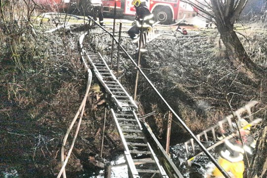 Požár chaty u hradu Buben: Hasiči museli překonat vodní překážku