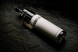 Tři lahve alkoholu a bezvědomí: Prodej nezletilému řeší policie ze...