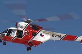 Na Kralovicku spadl sportovní vrtulník, pilot se zranil