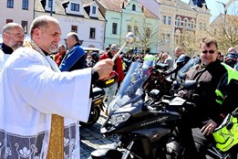Stříbrský farář v neděli požehnal sedmi stovkám motorkářů