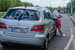 Bez pásu, bez řidičáku a bez práva řídit, aneb Čeho je moc, toho je...