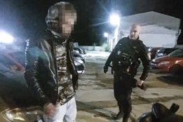 Mladík hledal nocleh v cizích autech, skončil v rukou policie