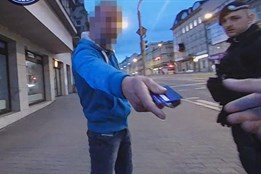 Platební karta v kanále, klíče v kapse a kabelka v kontejneru, aneb...